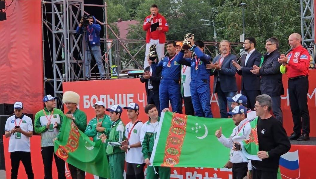Экипаж Тойлыева выиграл ралли «Шелковый путь» в зачете внедорожников