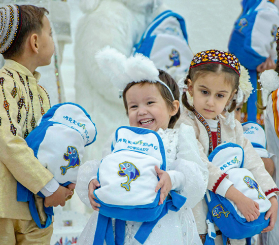 Новогодний праздник организовали для детей детского оздоровительно-реабилитационного центра имени Гурбангулы Бердымухамедова в городе Аркадаг