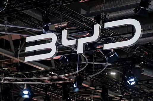 Китайский автогигант BYD впервые опередил Tesla по квартальной выручке 