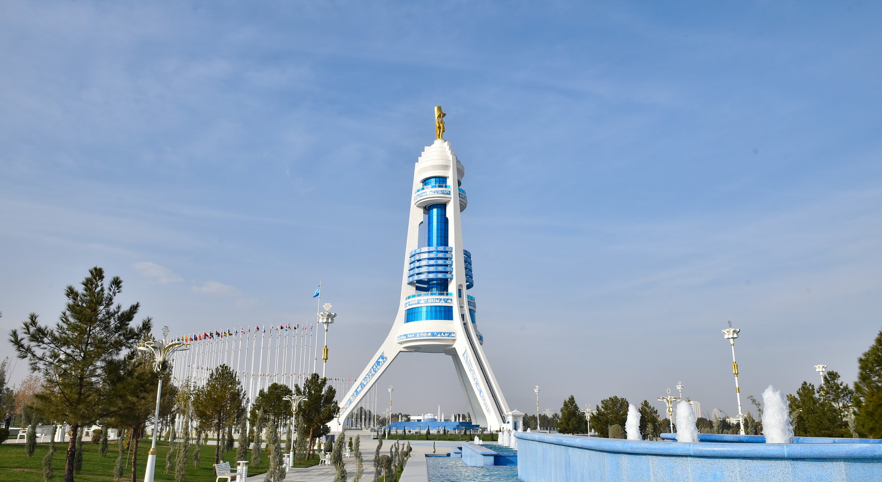 Aşgabatda döwrebaplaşdyrylan Bitaraplyk binasy açyldy