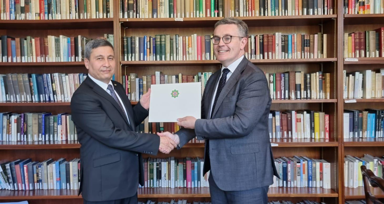 Посол Туркменистана в Ирландии вручил копии верительных грамот