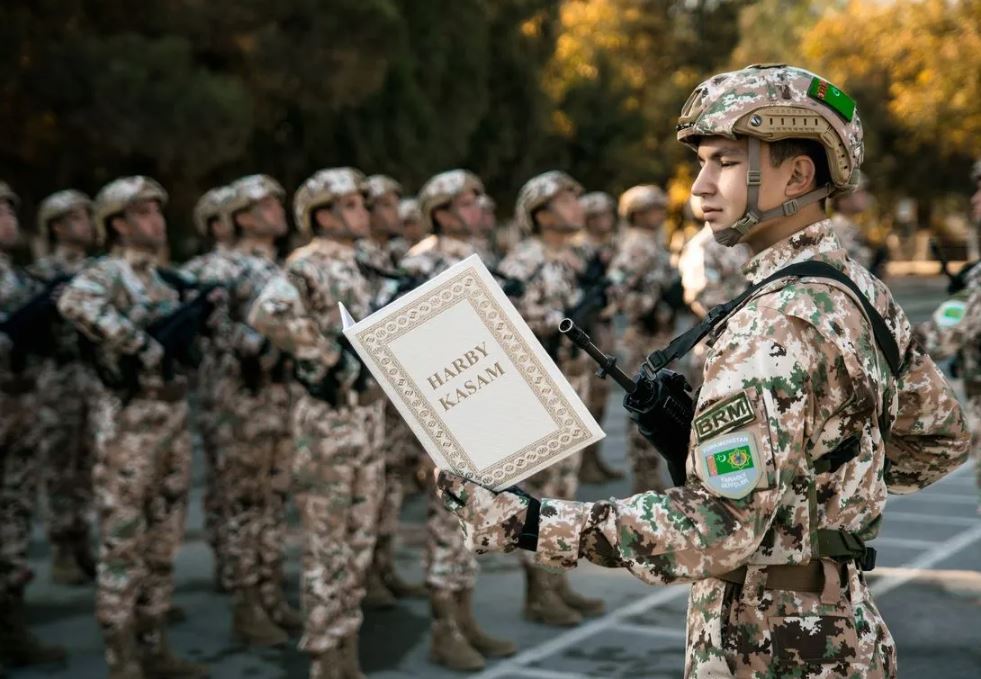 Türkmenistanda harby gulluga çagyrylan esgerler kasam kabul edýärler
