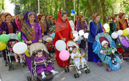 The President of Turkmenistan ordered to present cash gifts for the International Women's Day