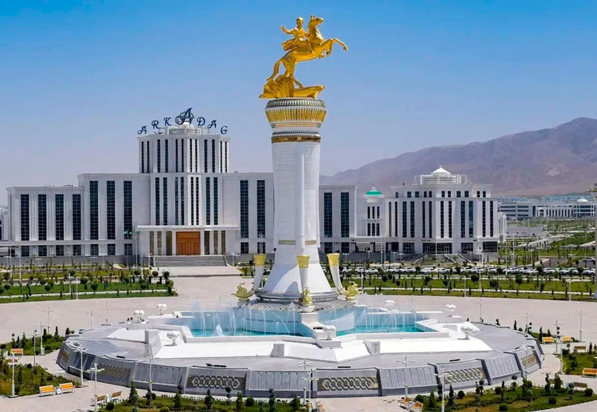 Türkmen halkynyň Milli Lideri Arkadag şäherindäki lukmançylyk klasteriniň önümçilik kärhanalarynyň şekil taslamalary bilen tanyşdy