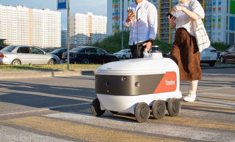 «Ýandeks» robot-kurýerlerini Moskwanyň täze nokatlarynda synagdan geçirýär