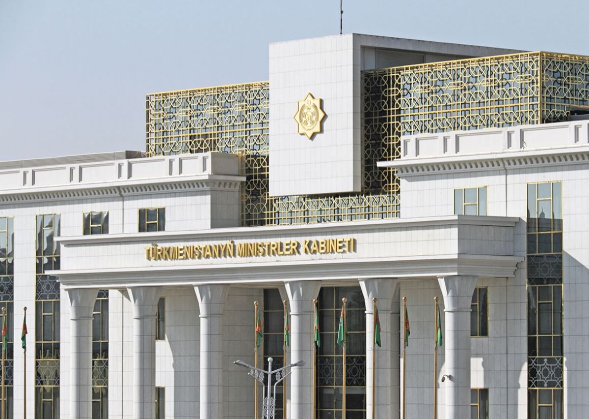 Правительство Туркменистана ушло в трудовой отпуск