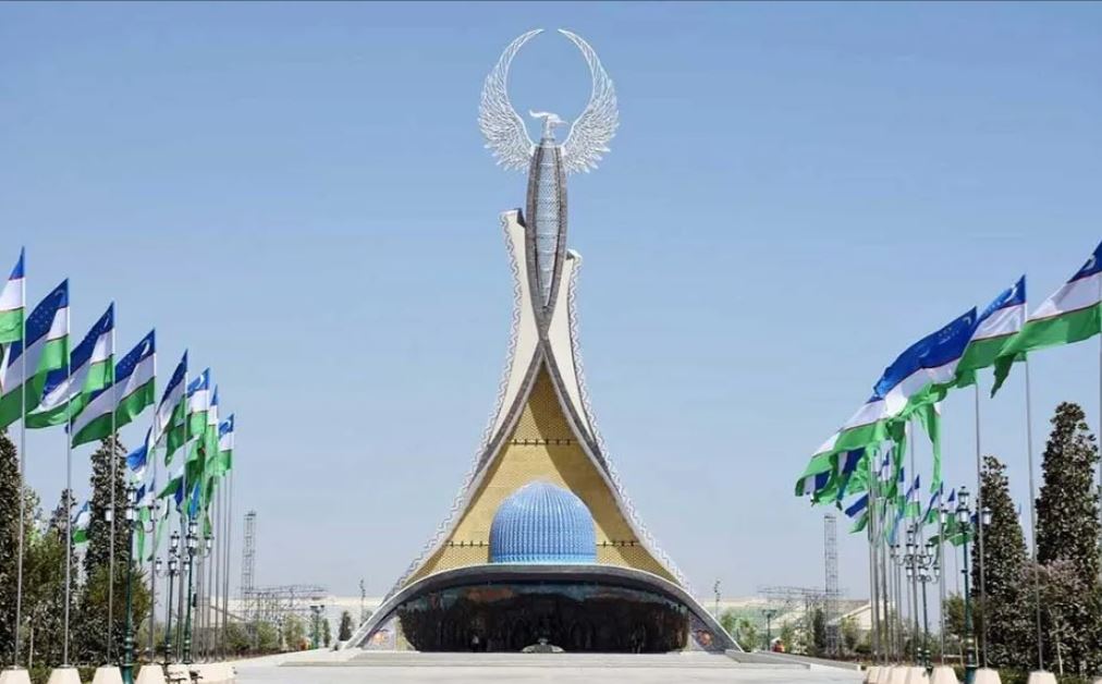 Президент Туркменистана возложил цветы к Монументу Независимости в Ташкенте