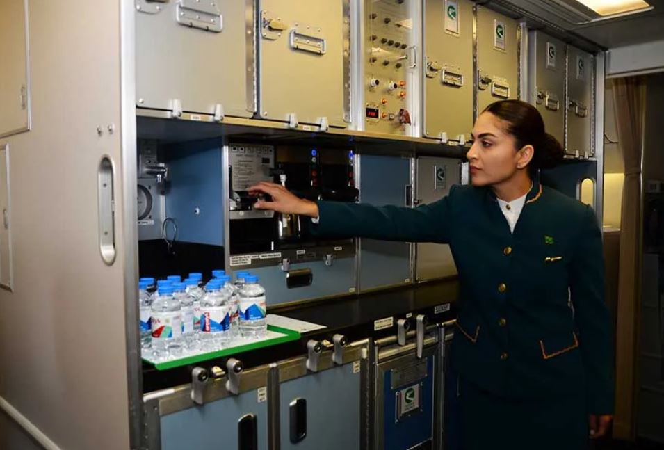 Туркменские авиалинии объявили набор на обучение бортпроводников