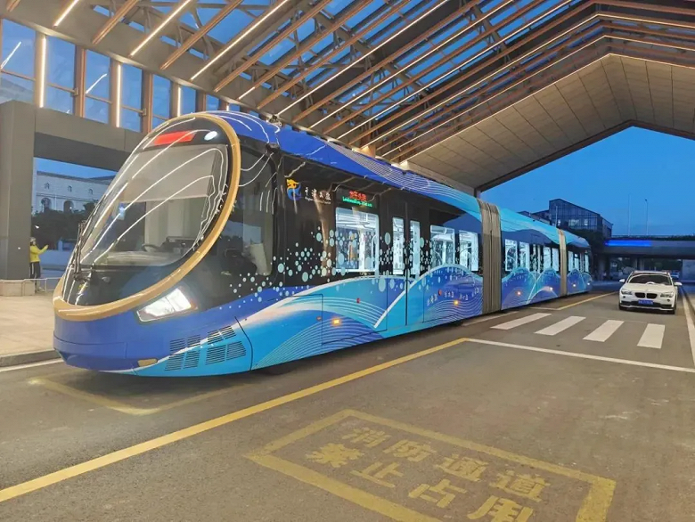 «Метро на дороге» без путей. Super Virtual Rail Train вышел на маршрут в Китае