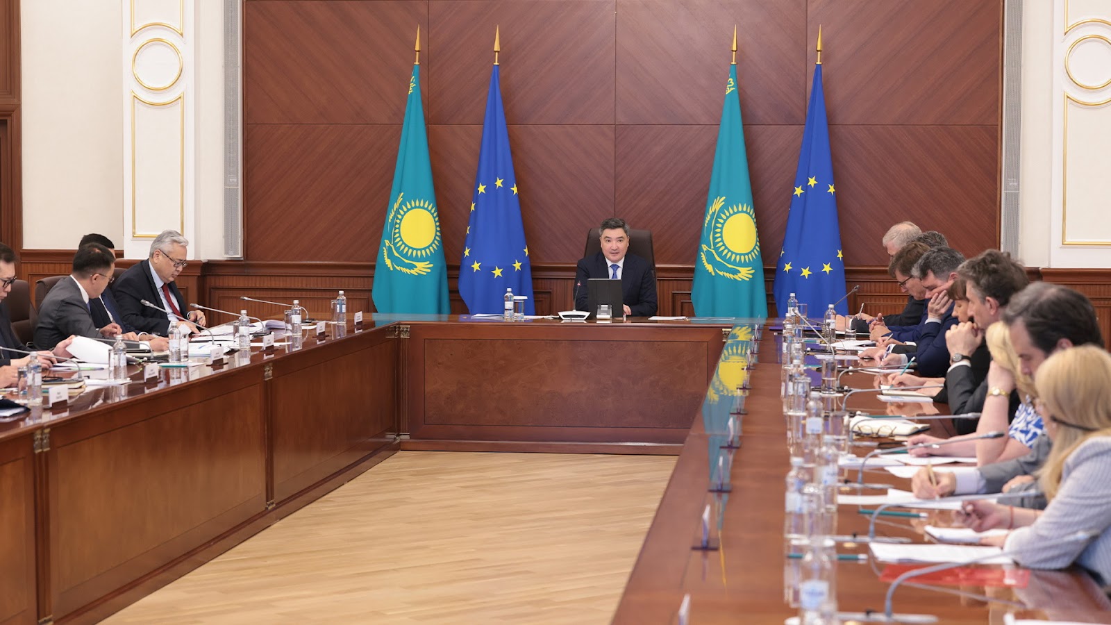 Казахстан и ЕС обсудили планы по развитию Среднего коридора
