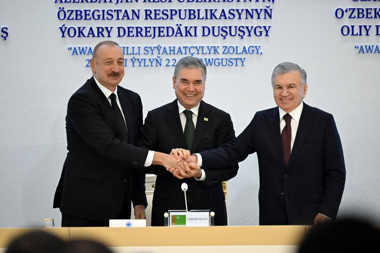 Arkadag we Fizuli şäherleri doganlaşan şäherler boldular