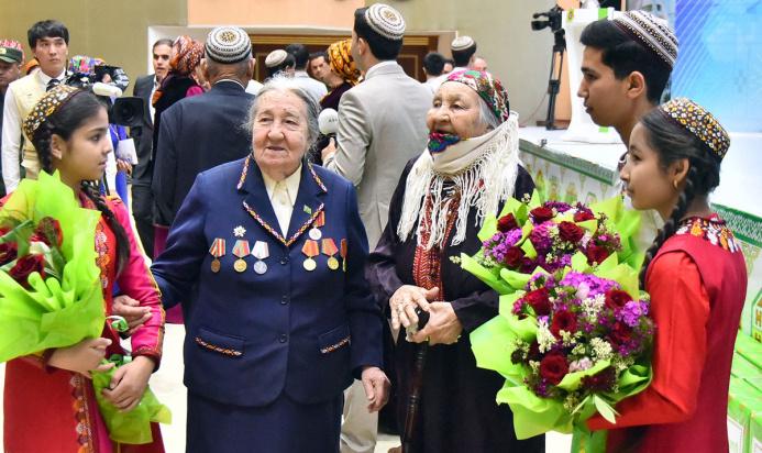 Uruş weteranlaryna Türkmenistanyň Prezidentiniň adyndan sowgatlar dabaraly ýagdaýda gowşurylar