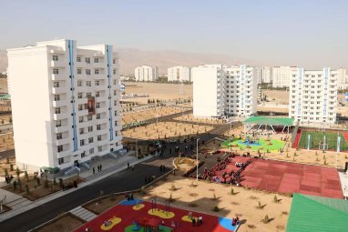 Arkadag şäherinde döwrebap ýaşaýyş jaýlarynyň açarlarynyň gowşurylyş dabarasy geçirildi