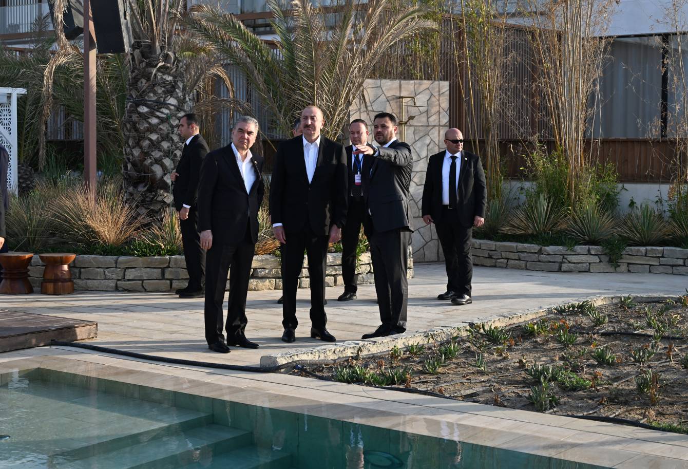 Gurbanguly Berdimuhamedow Azerbaýjanda “Sea Breeze” dynç alyş toplumyna baryp gördi
