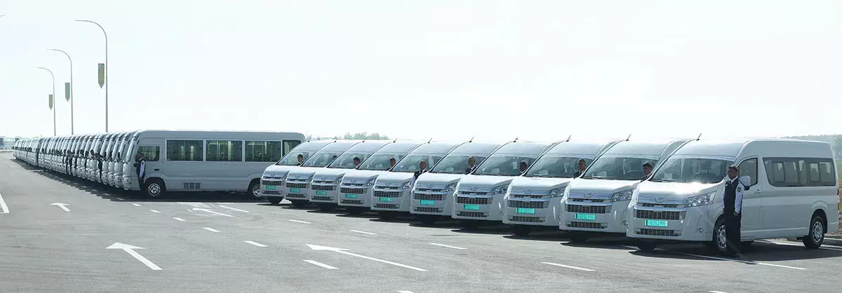 Президент Туркменистана подарил Марыйскому велаяту около 200 современных автобусов
