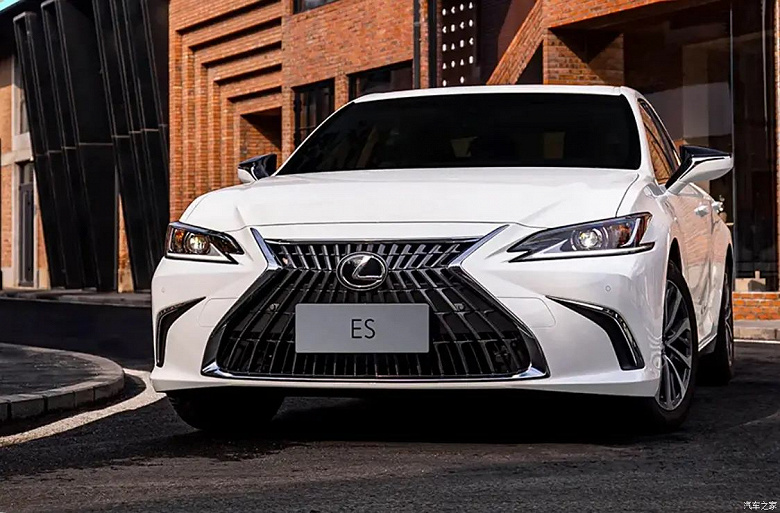 Представлен Lexus ES 200 Premium Edition: три мотора на выбор и больше опций, чем у предшественника