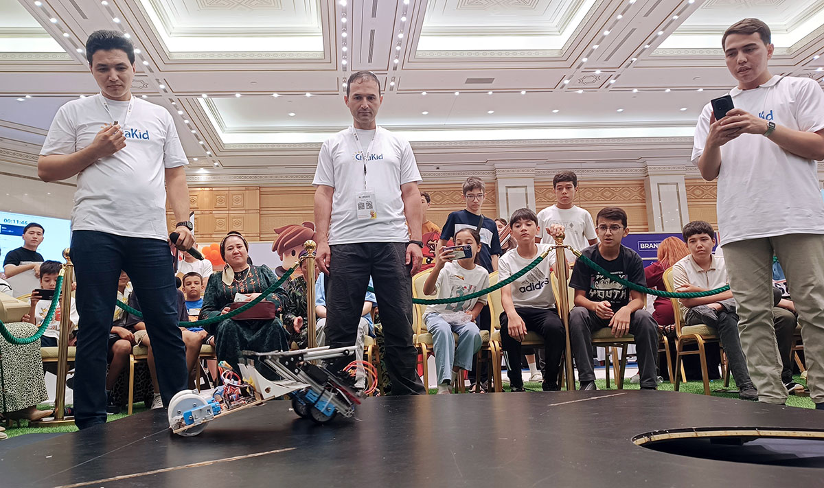 Türkmen höwesjeň ýaşlarynyň 50-ä golaýy sumo boýunça robotlaryň göreşine gatnaşdy