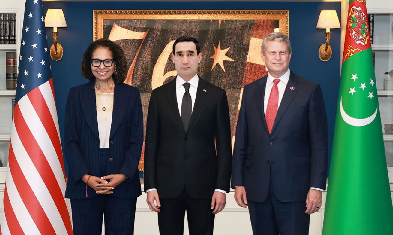 Президент Туркменистана провел встречу с представителями Конгресса США