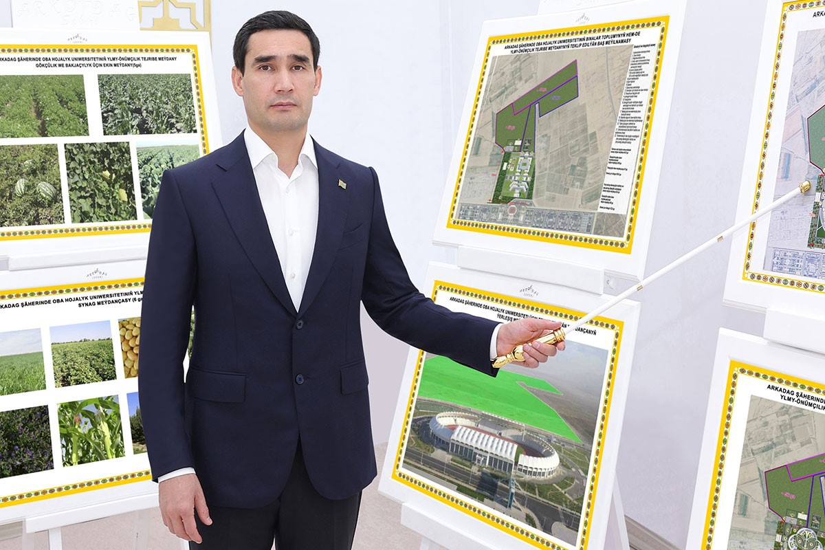 Türkmenistanyň Prezidenti täze guruljak saglygy goraýyş desgalarynyň taslamalary bilen tanyşdy