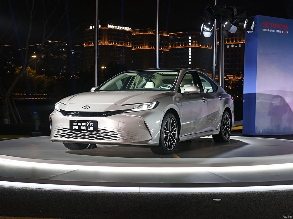Новейшая Toyota Camry наконец-то обзавелась самым мощным мотором - 230 л.с. и расход всего 4,55 л/100 км