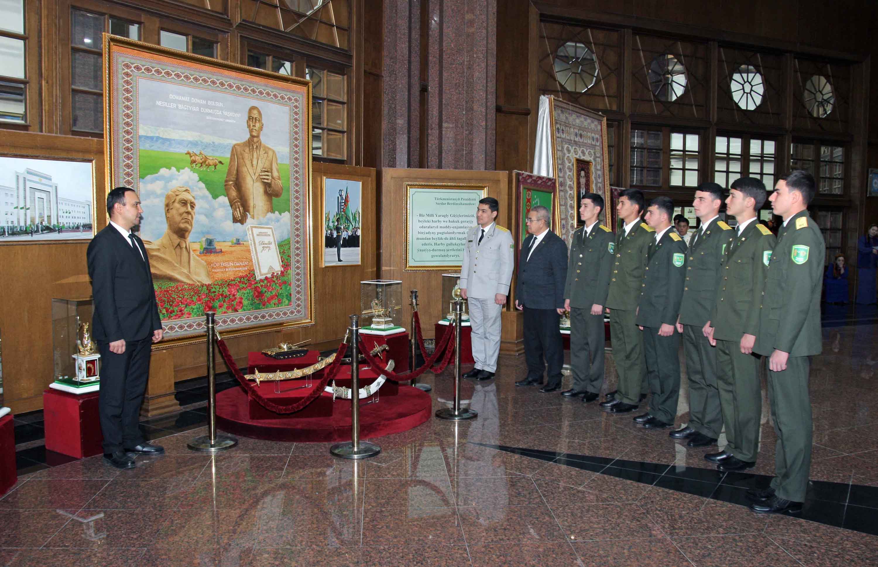 В Ашхабаде открылась выставка в честь Дня защитников Отечества