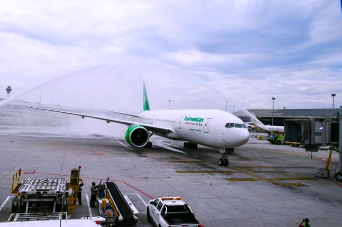 “Türkmenistan” awiakompaniýasynyň uçary Kuala-Lumpurda dabaraly garşylandy