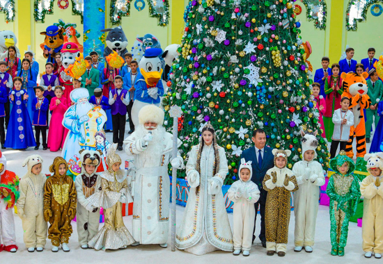 Döwletliler köşgünde terbiýelenýän çagalara baýramçylyk sowgatlary gowşuryldy