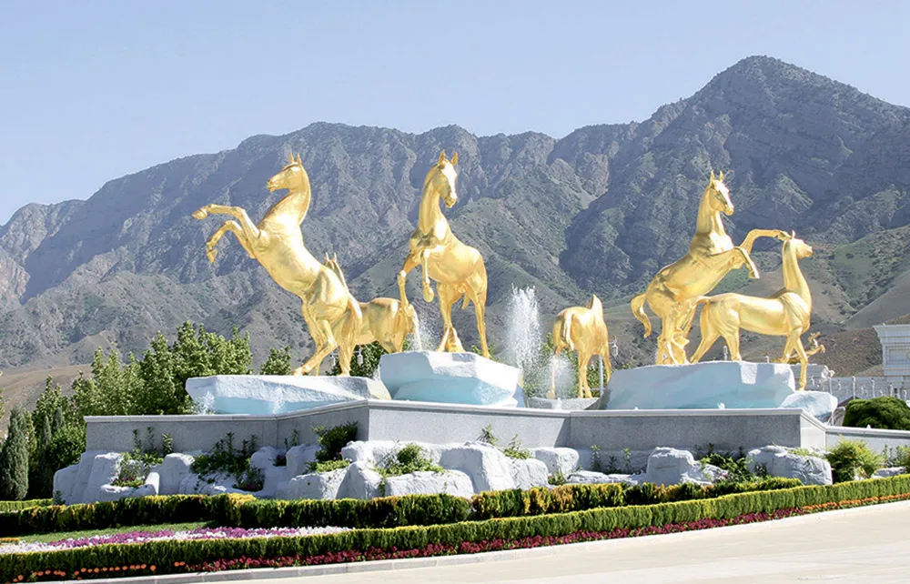 «Akylly» şäherde täze gurulýan seýilgähde ahalteke bedewleriniň şekilleri oturdylar