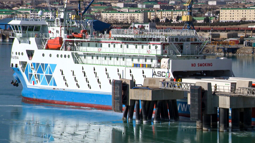 Azerbaýjanyň ýük-ýolagçy paromy ilkinji gezek Türkmenistana geldi