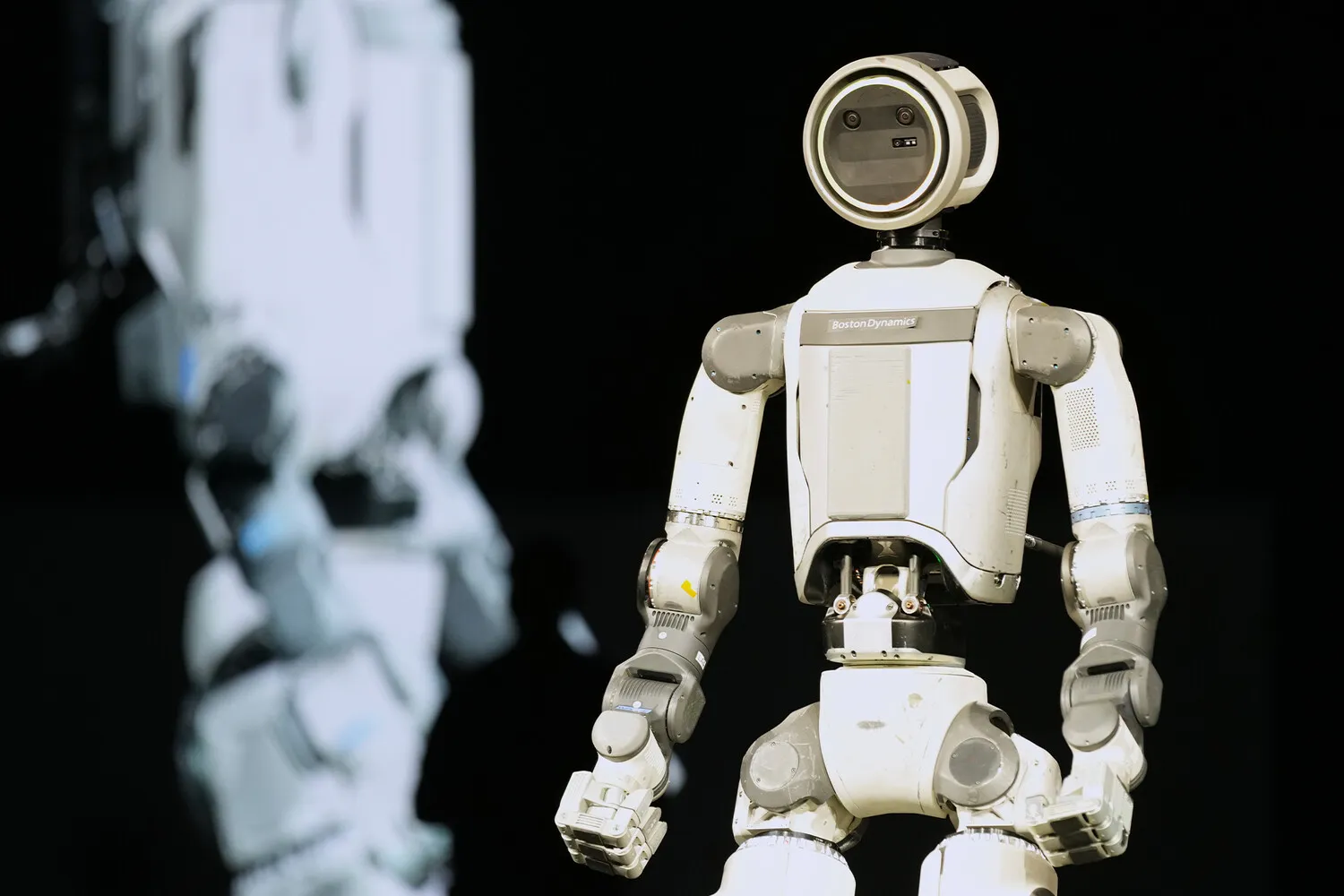 «Hyundai» awtoulag kärhanalarynda işlejek adam sypatly robot bilen tanyşdyryldy