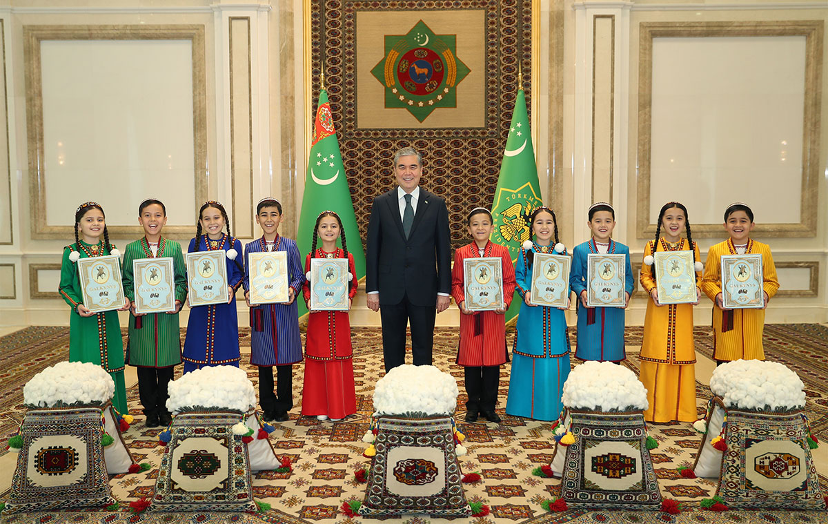 Prezidentimiz Gurbanguly Berdimuhamedow welaýat häkimlerinden pagta borçnamasynyň amal edilendigi barada hasabatlary kabul etdi