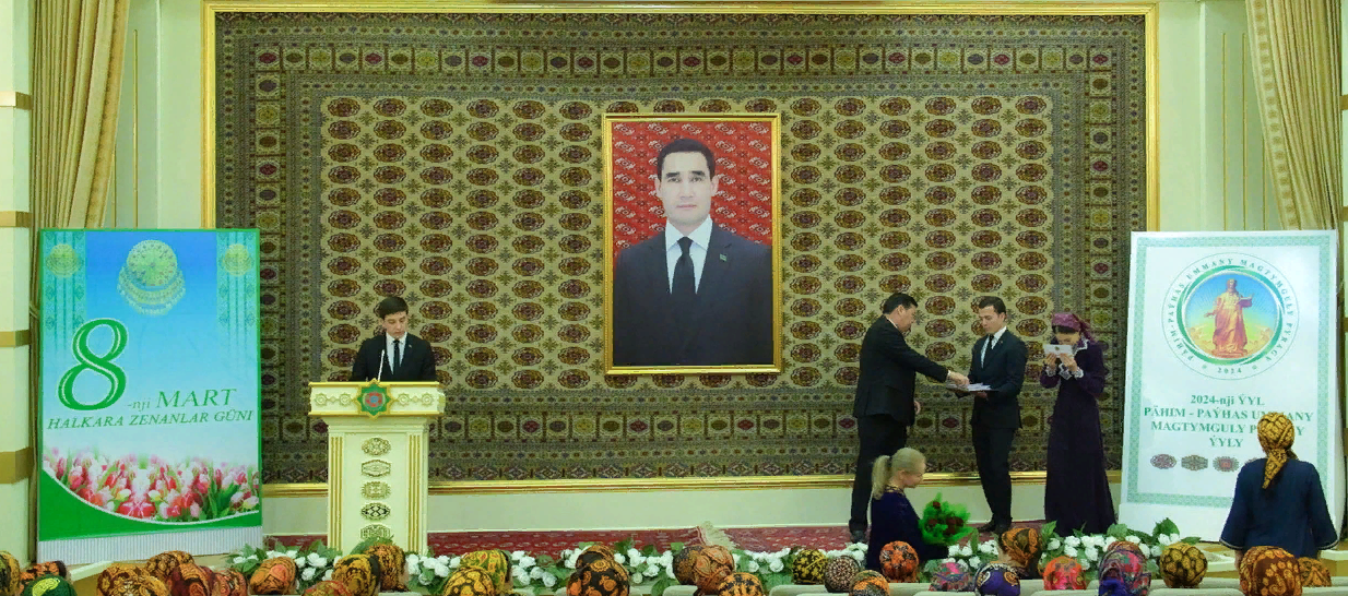 «Türkmenawtoulaglary» agentliginde zähmet çekýän aýal-gyzlara sowgatlar gowşuryldy