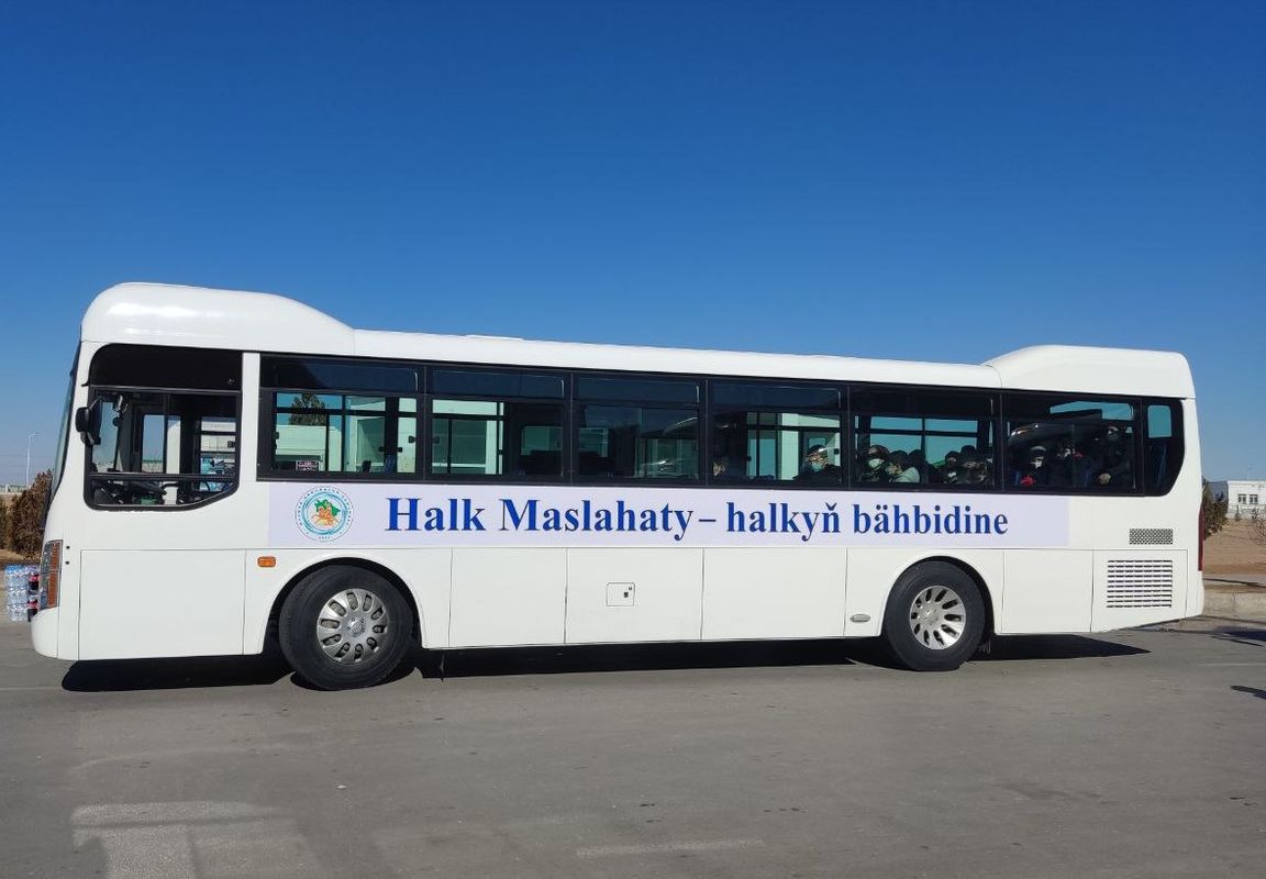 Halk maslahaty mynasybetli paýtagtyň jemgyýetçilik awtobuslary ýörite hatlar bilen bezeldi